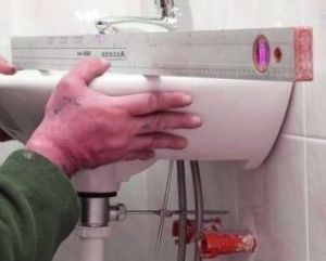 установка подвесной раковины